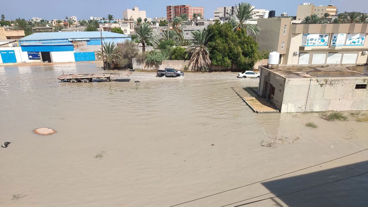 Insediamenti, veicoli e luoghi di lavoro sono stati danneggiati dopo le inondazioni causate dalle forti piogge a Misurata, in Libia, il 10 settembre 2023.