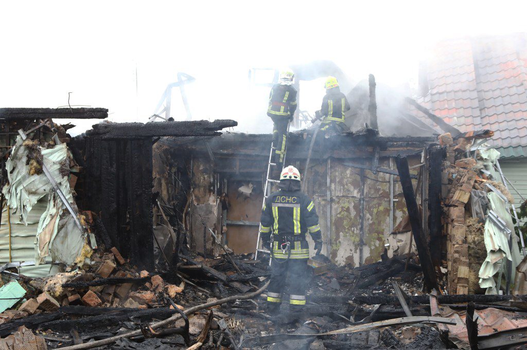 Gli operatori dei servizi statali di emergenza hanno spento un incendio in una casa dopo gli attacchi aerei russi durante la notte nella regione di Kiev, nel nord dell'Ucraina. 