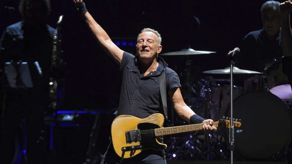 Bruce Springsteen rinvia le sfilate di settembre, citando il consiglio del medico riguardo all'ulcera peptica