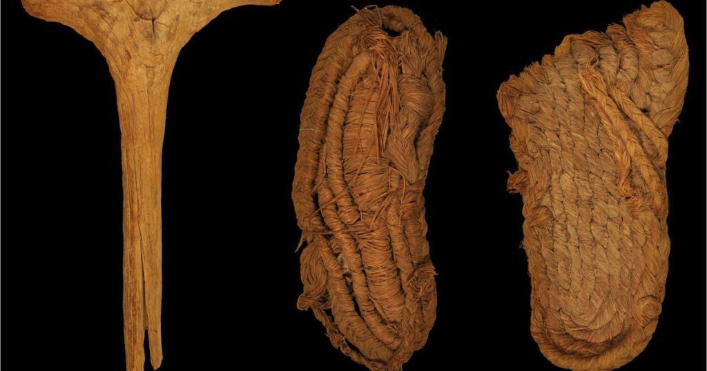 Gli scienziati affermano che scarpe risalenti a 6.200 anni fa trovate in una grotta mettono in discussione le “ipotesi semplicistiche” sui primi esseri umani.