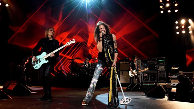Steven Tyler si frattura la laringe e il resto delle date del tour d'addio degli Aerosmith nel 2023 sono state rinviate al prossimo anno.
