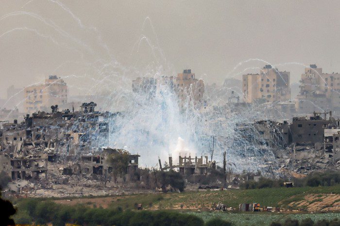 Il fumo si è alzato nel nord della Striscia di Gaza dopo un attacco aereo israeliano