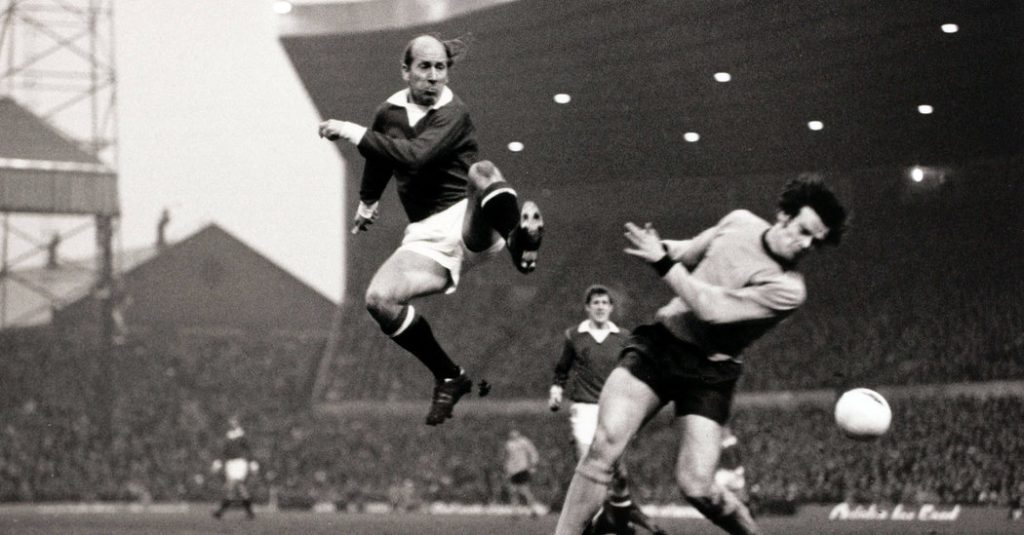 Bobby Charlton, stella inglese della Coppa del Mondo e icona del Manchester United, è morto all'età di 86 anni