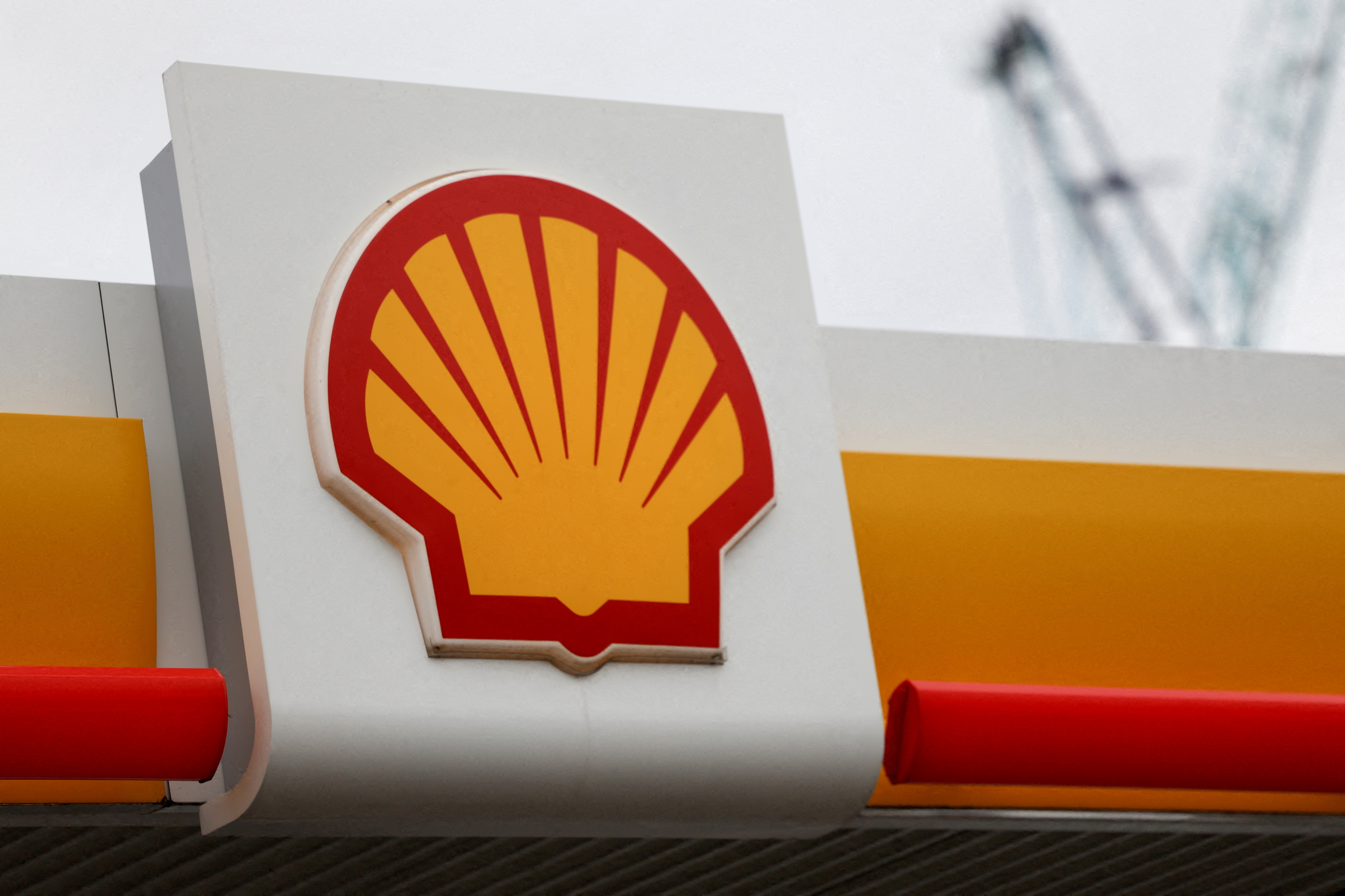 Una vista che mostra il logo di una stazione di servizio Shell nel sud-est di Londra