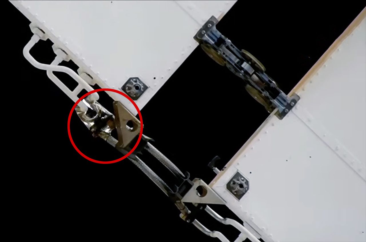 Primo piano di una piccola goccia di ammoniaca, cerchiata in rosso, all'esterno della Stazione Spaziale Internazionale.