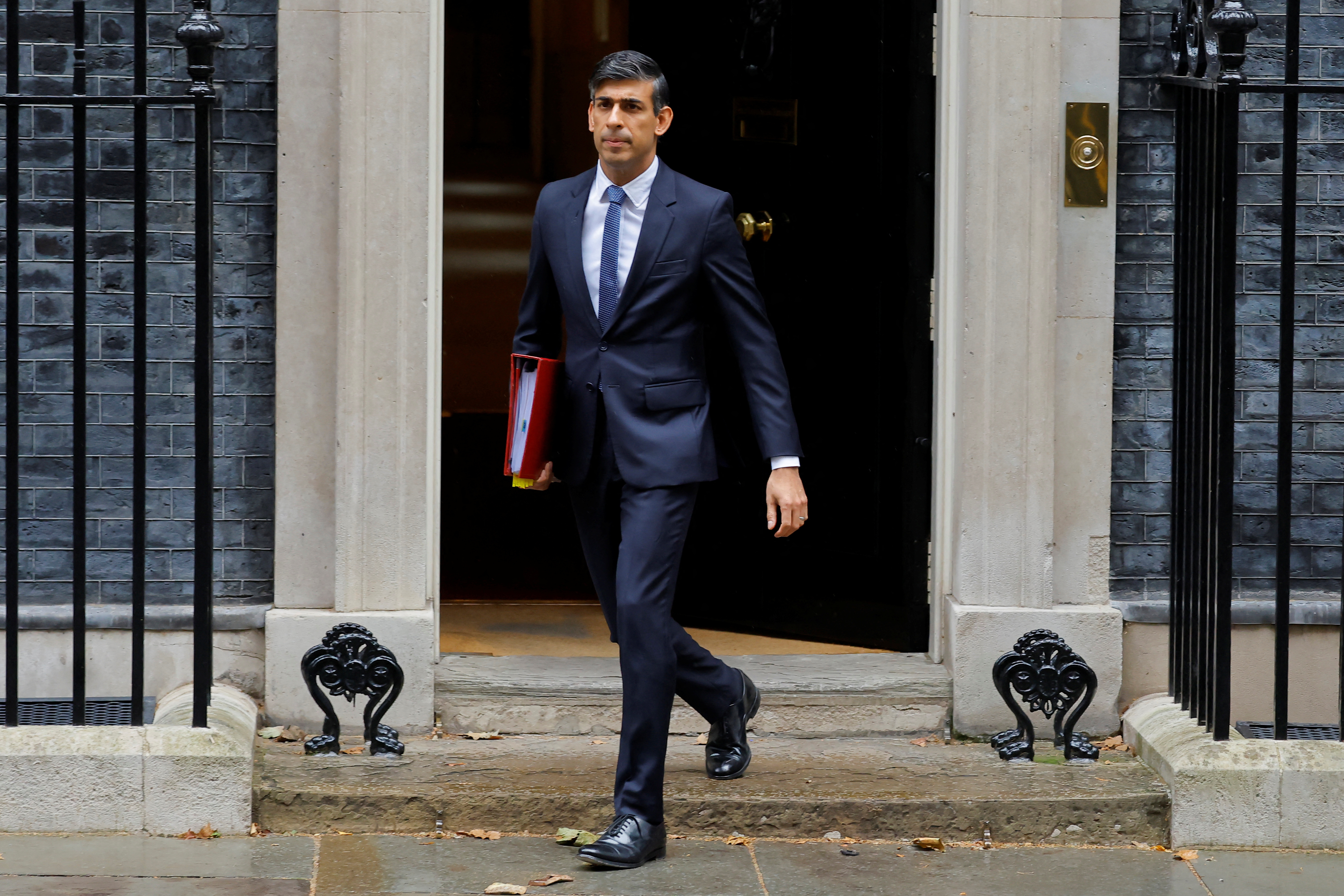 Il primo ministro britannico Rishi Sunak lascia 10 Downing Street a Londra