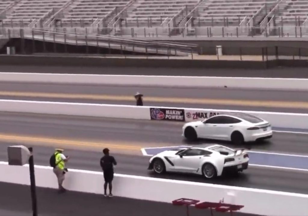 Il video mostra la Tesla Model S che si scontra con la Chevrolet Corvette in una gara di accelerazione: scopri chi resta nella polvere