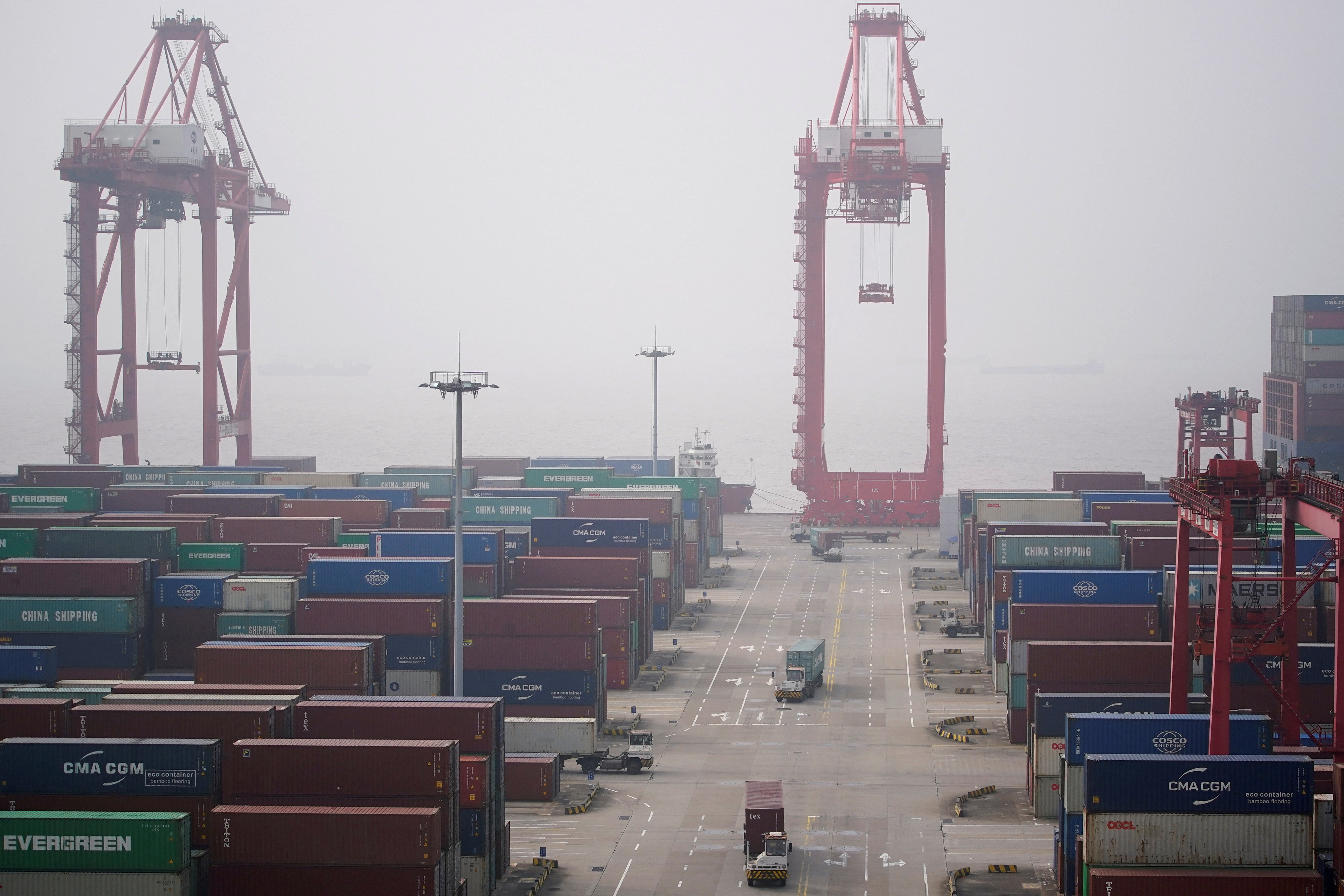 Container nel porto in acque profonde di Yangshan a Shanghai