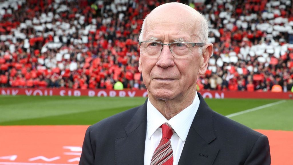 La leggenda del Manchester United Sir Bobby Charlton è morta all'età di 86 anni