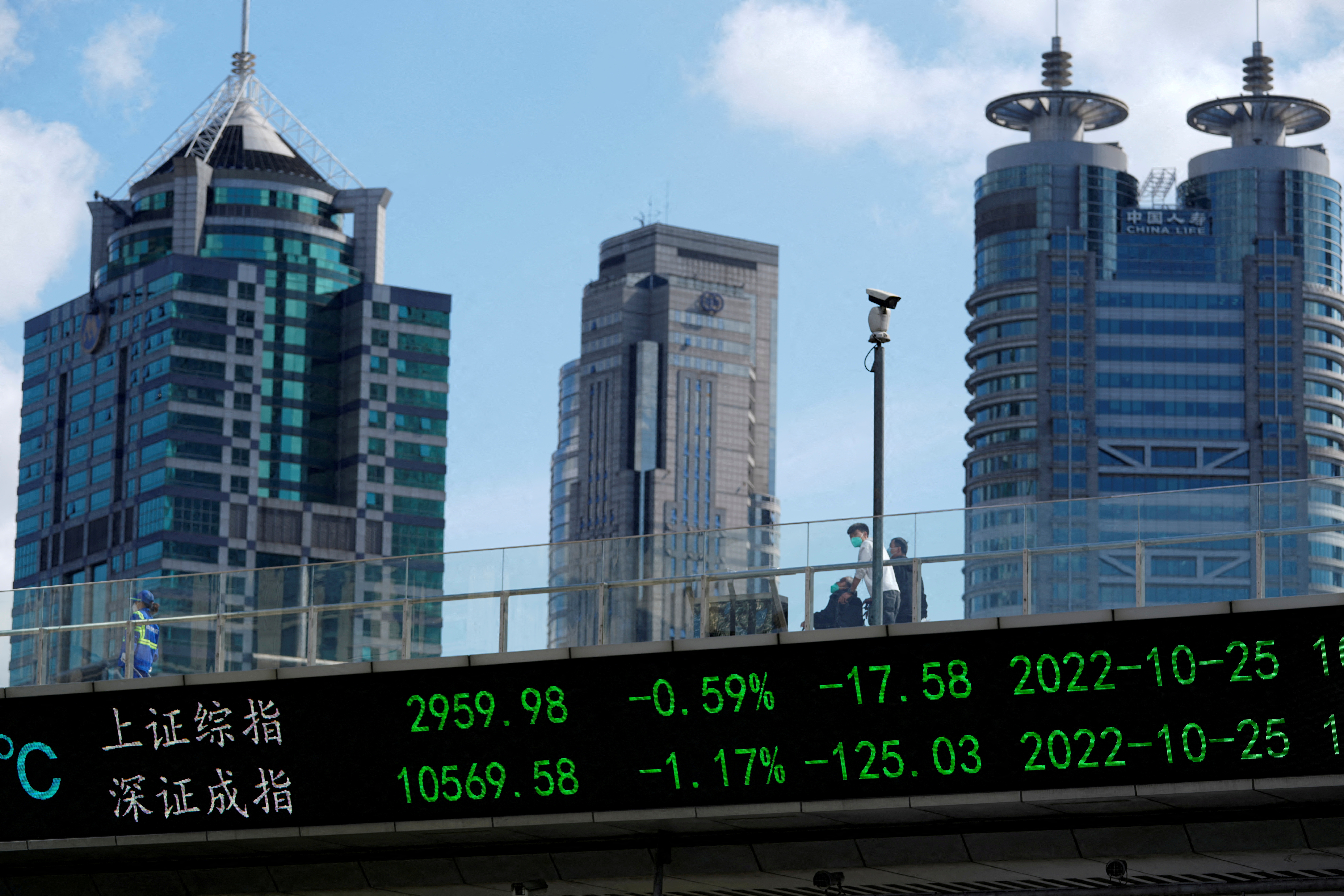 Foto d'archivio: Una lavagna elettronica mostra gli indici azionari di Shanghai e Shenzhen a Shanghai