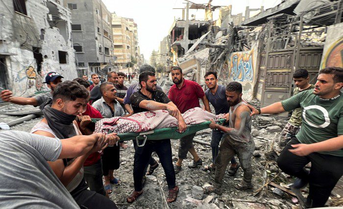 I palestinesi trasportano corpi dopo gli attacchi aerei israeliani su Gaza City