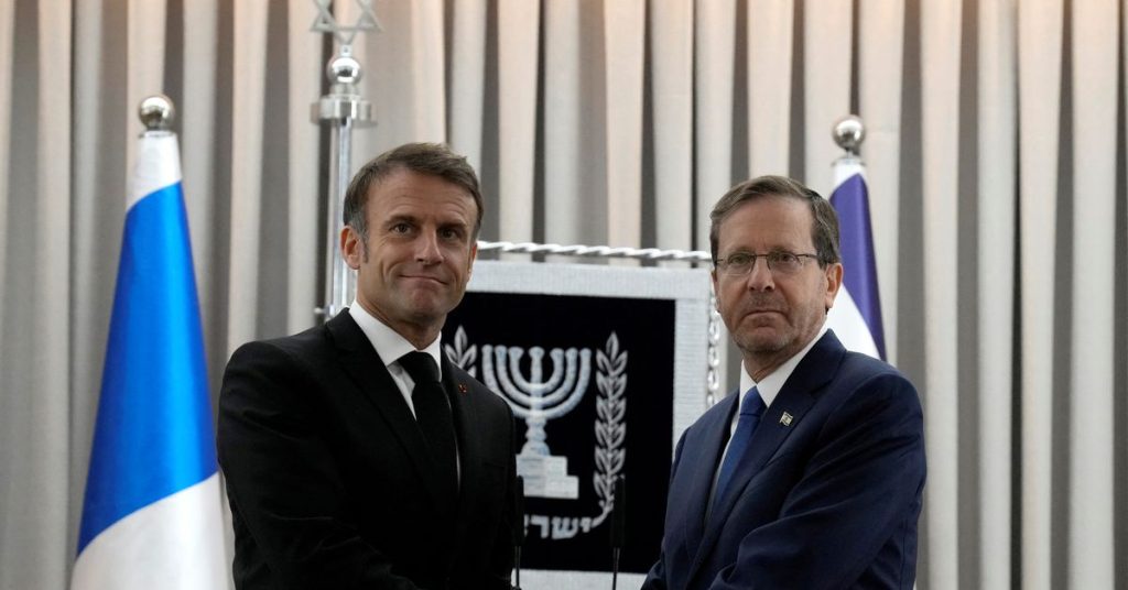 Macron suggerisce che la coalizione anti-Isis combatta Hamas
