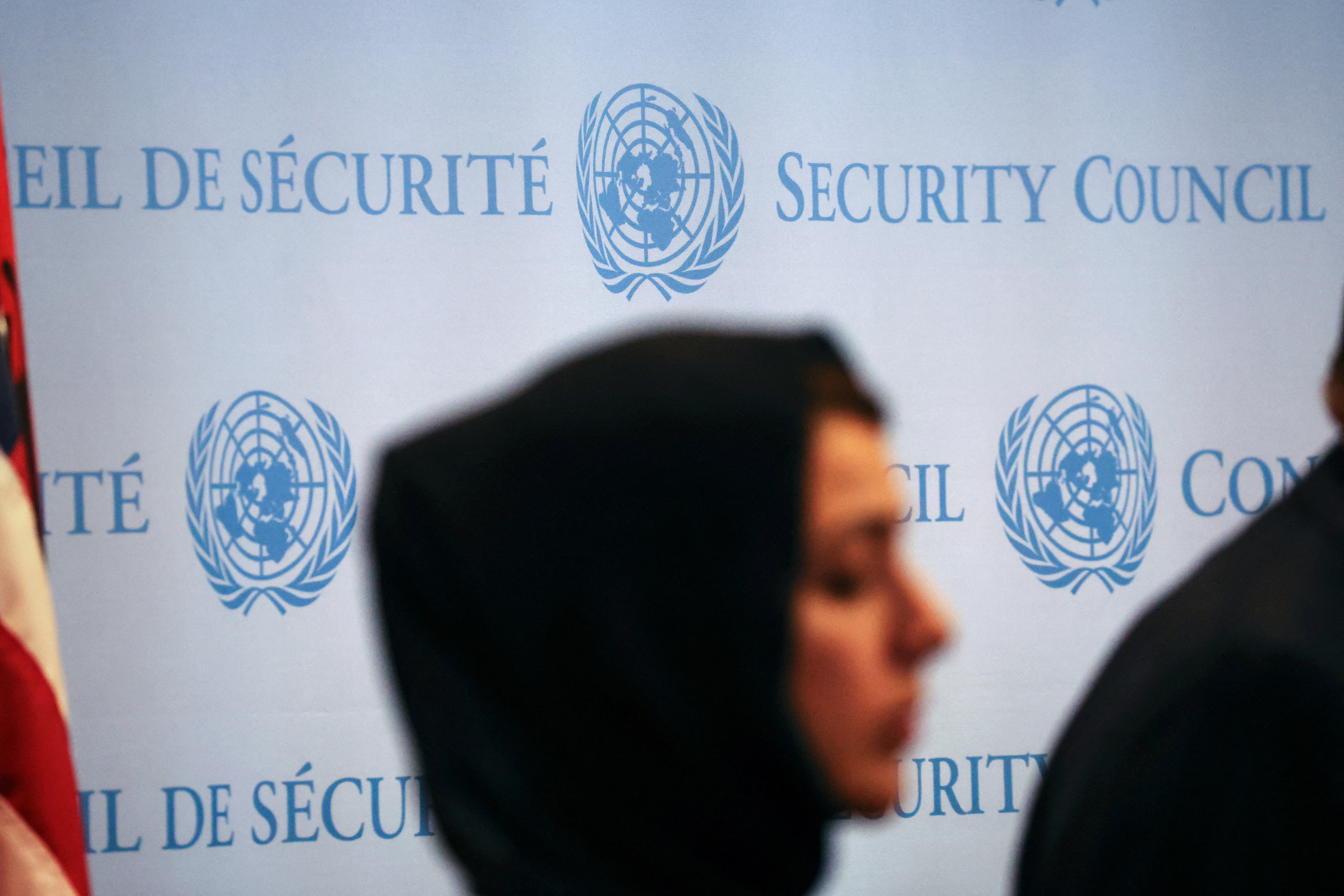 Una donna in piedi durante una conferenza stampa al termine di una riunione del Consiglio di sicurezza sul conflitto tra Israele e il gruppo islamico palestinese Hamas presso la sede delle Nazioni Unite a New York.