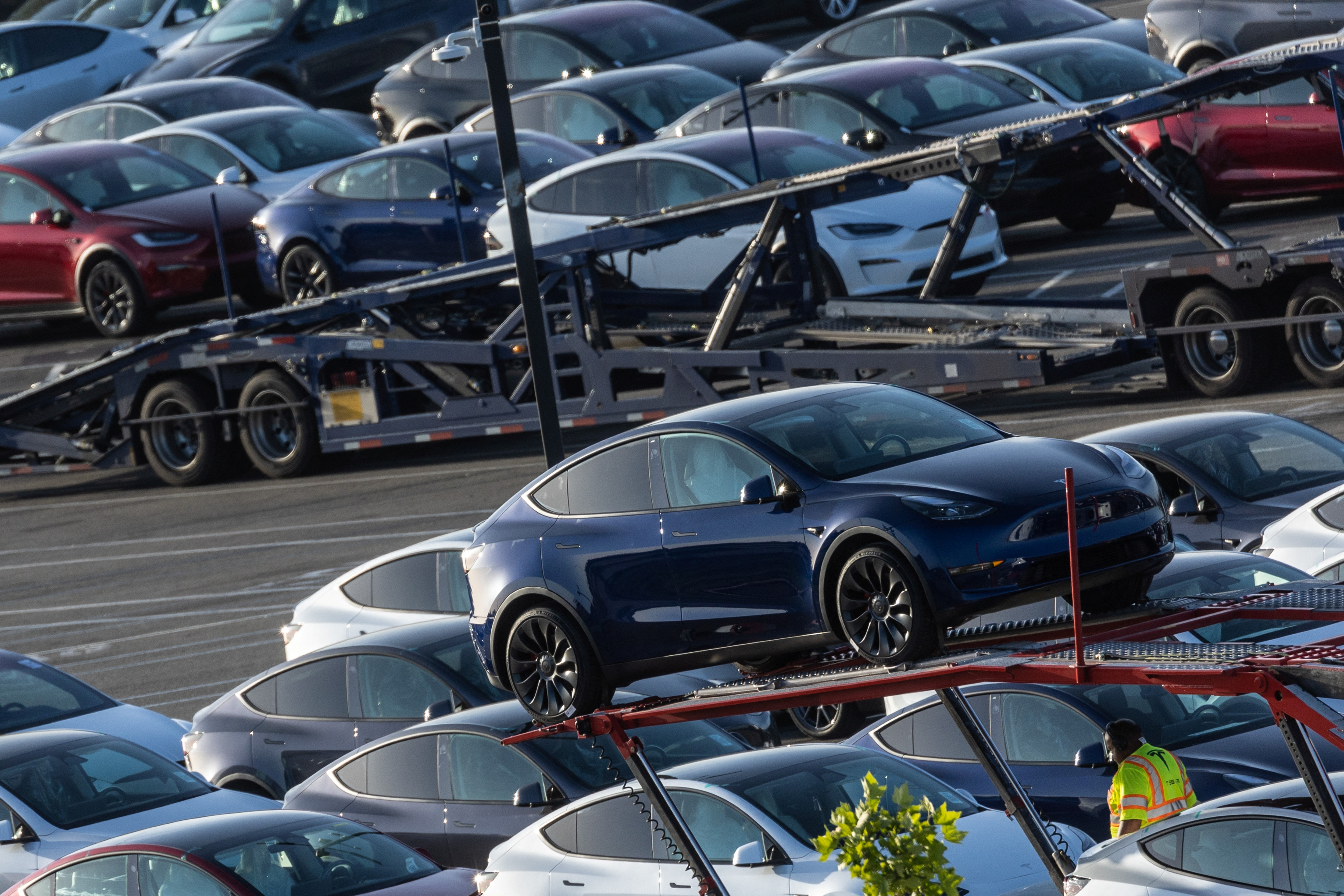 I veicoli Tesla sono in vendita presso lo stabilimento Tesla di Fremont, in California
