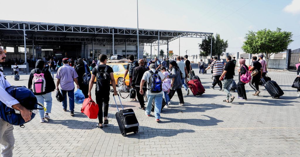 Gli americani sono tra i primi stranieri a lasciare Gaza attraverso il valico di Rafah verso l'Egitto