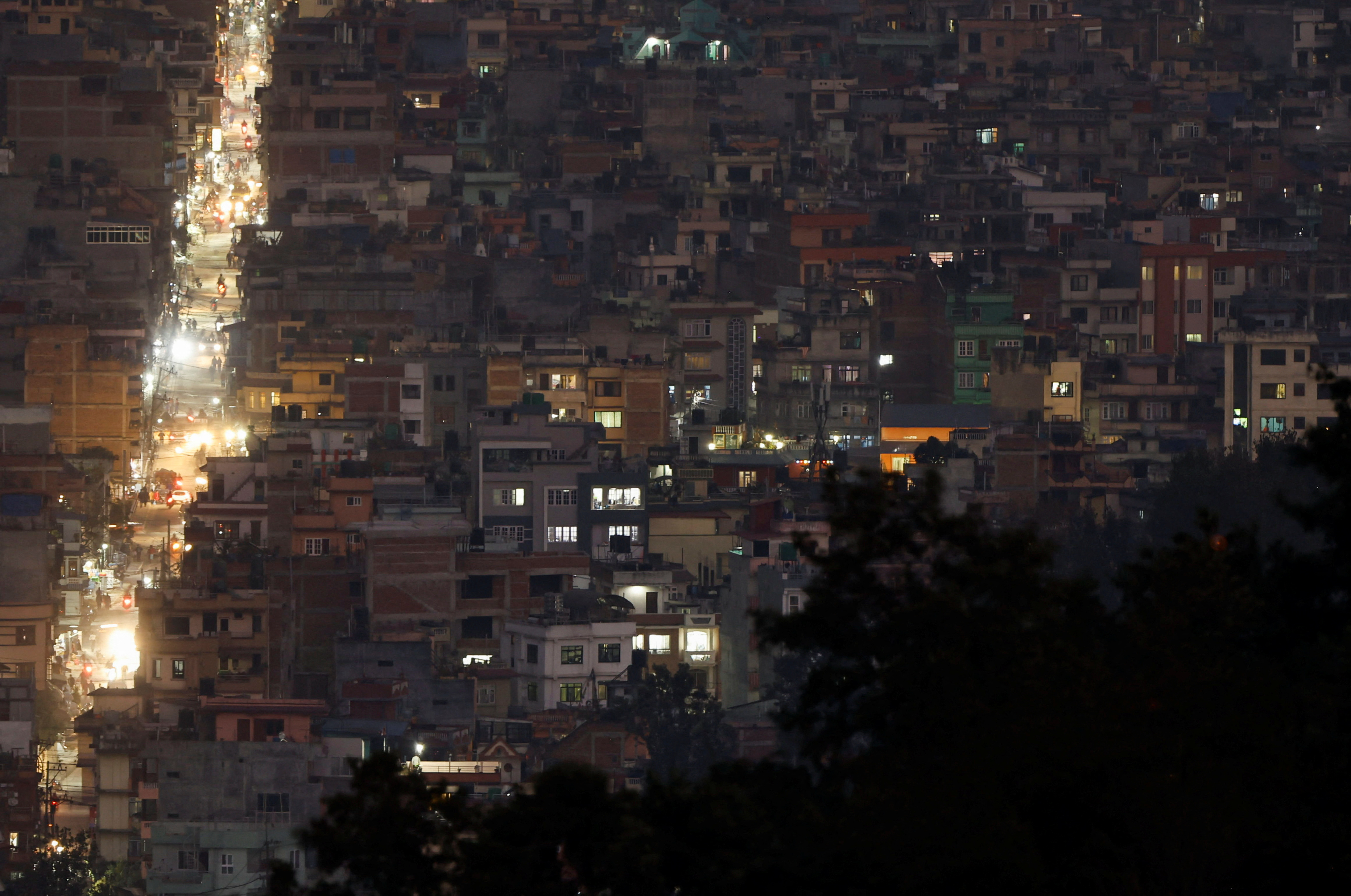 Un lampione illumina un gruppo di edifici residenziali a Kathmandu