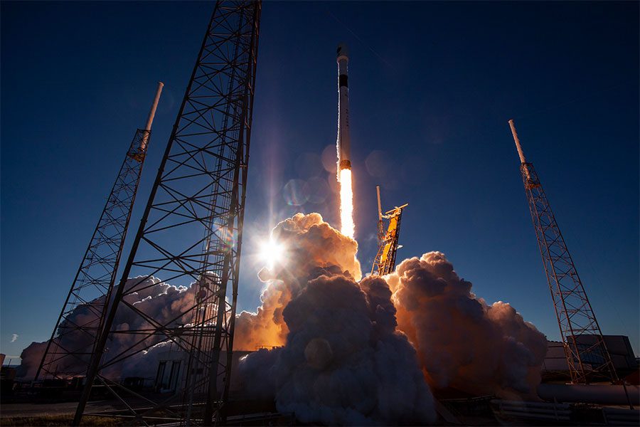 SpaceX Falcon 9 viene lanciato dal Launch Complex 40.
