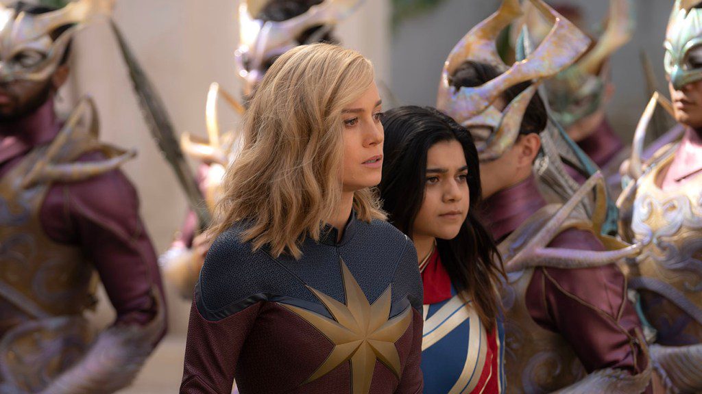 Brie Larson nel ruolo di Captain Marvel/Carol Danvers e Iman Vellani nel ruolo di Ms. Marvel Kamala Khan in Marvels.