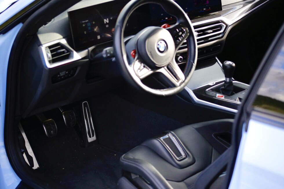 Le opinioni variano quando si tratta dei sedili in carbonio della BMW.  Ti tiene bene in posizione ma può essere difficile entrare e uscire e la gobba tra le gambe del conducente è polarizzante.