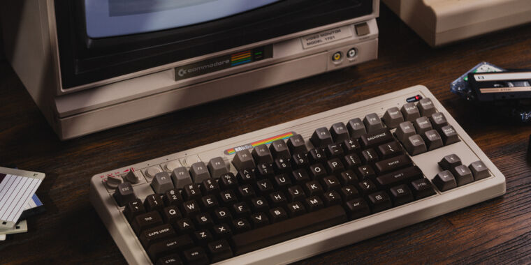 La tastiera meccanica wireless 8BitDo da $ 100 è un omaggio al Commodore 64