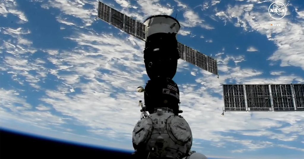 La navicella spaziale russa Soyuz trasporta un equipaggio di 3 persone sulla Stazione Spaziale Internazionale