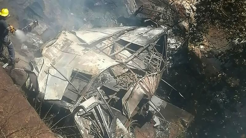 Un autobus che trasportava i fedeli della Pasqua cade da un dirupo, uccidendo 45 persone in Sud Africa