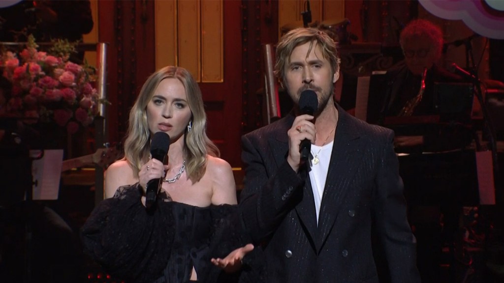 Ryan Gosling prende in giro scherzosamente Emily Blunt per aver cantato di Kane