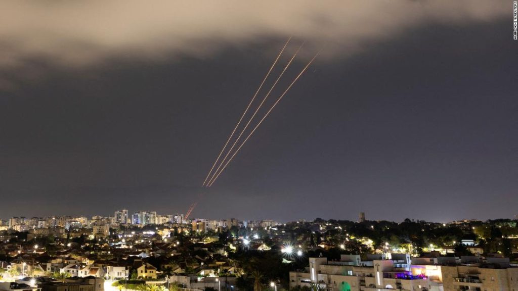 Israele intercetta gli attacchi dei droni iraniani e valuta la risposta, mentre la crisi di Gaza continua