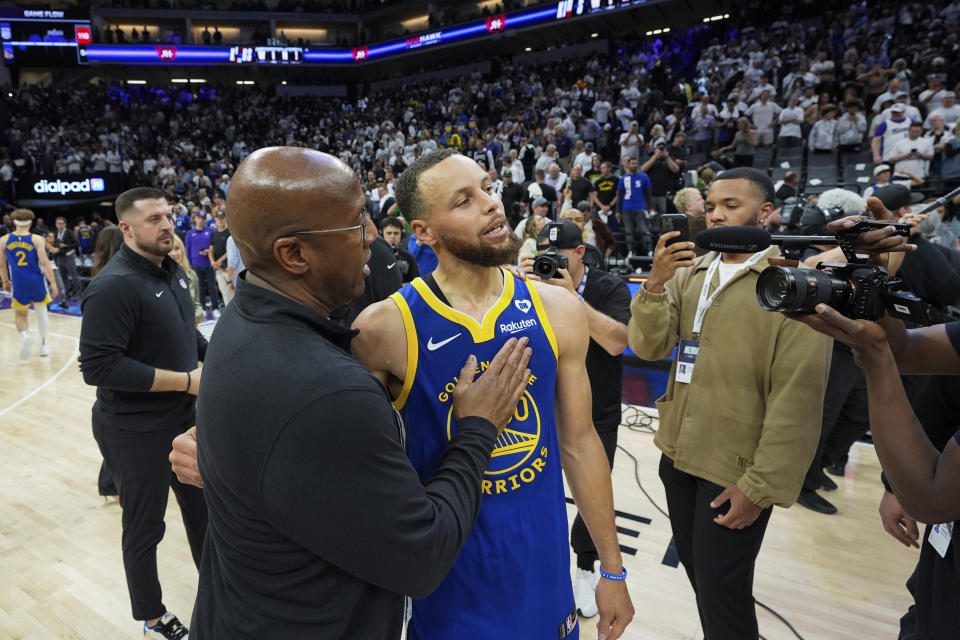 L'allenatore dei Sacramento Kings Mike Brown, a sinistra, parla con la guardia dei Golden State Warriors Stephen Curry dopo una partita del campionato NBA martedì 16 aprile 2024 a Sacramento, in California.  I Kings hanno vinto 118-94.  (AP Photo/Godofredo A. Vasquez)