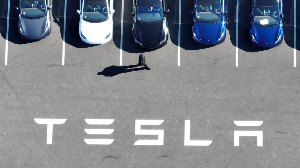 I profitti di Tesla diminuiscono del 55% e la società afferma che le vendite di auto elettriche sono “sotto pressione” da parte delle auto ibride