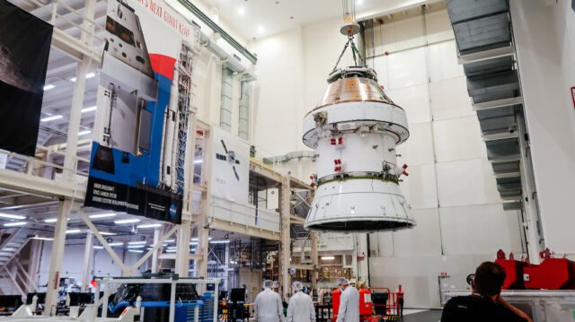 Le squadre di terra del Kennedy Space Center della NASA in Florida hanno spostato la navicella spaziale Orion per la missione Artemis 2 nella camera di levitazione all'inizio di questo mese. 