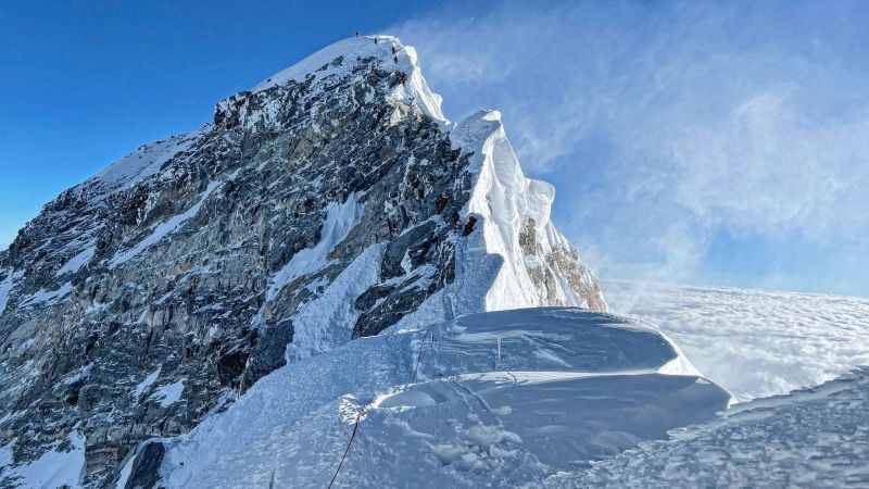 Ci sono innumerevoli cadaveri sul Monte Everest, quindi perché centinaia di alpinisti si dirigono verso la "Zona della Morte" questa primavera?