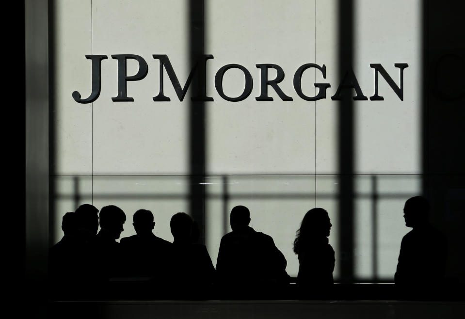 FILE - In questa foto di lunedì 21 ottobre 2013, il logo JPMorgan Chase è visualizzato nella sede centrale di New York.  JPMorgan Chase ha dichiarato martedì 13 luglio 2021 che gli utili del secondo trimestre sono raddoppiati rispetto a un anno fa, riflettendo il miglioramento dell’economia globale e un calo dei crediti inesigibili nel suo bilancio.  (Foto AP/Seth Wing, file)