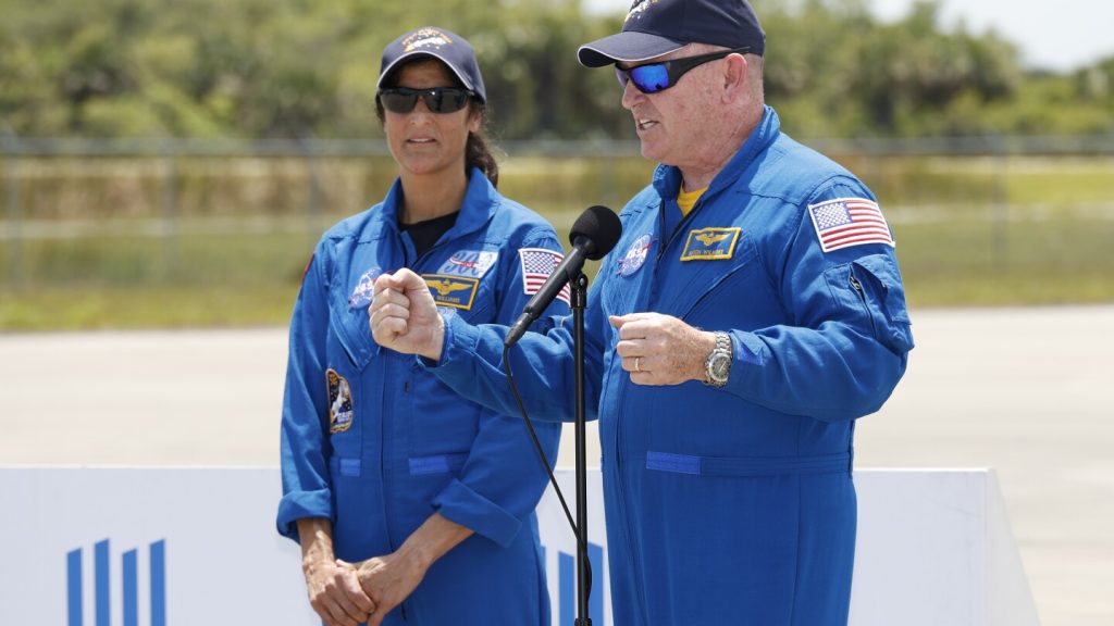 Gli astronauti della NASA Butch Wilmore e Sonny Williams arrivano in Florida con il primo volo spaziale con equipaggio della Boeing.