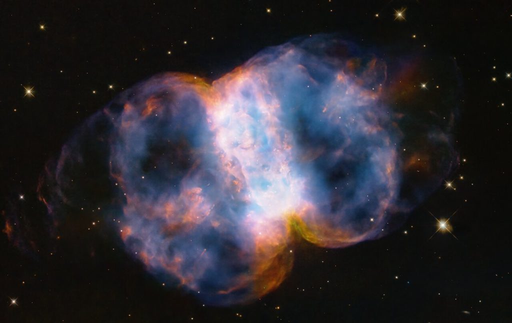 Hubble celebra il suo 34° anniversario con uno sguardo alla Nebulosa Piccolo Manubrio