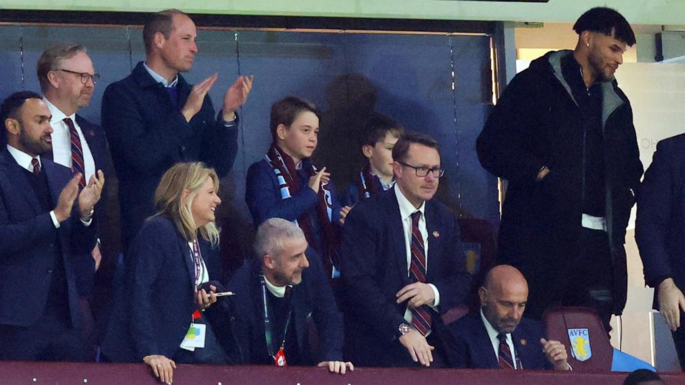 I principi William e George partecipano insieme a una partita di calcio nel mezzo della battaglia di Kate Middleton contro il cancro