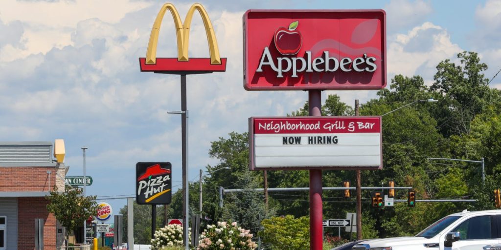 I proprietari di franchising di fast food in California temono di perdere clienti a favore di Chili's e Applebee's