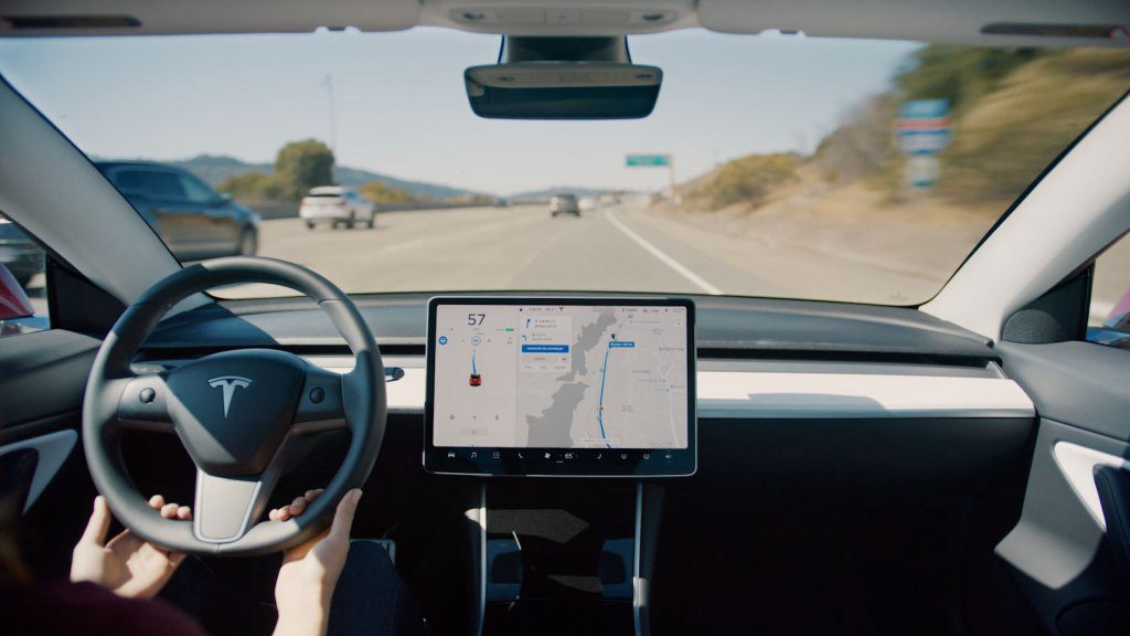 Vista dashboard dello schermo del pilota automatico di Tesla