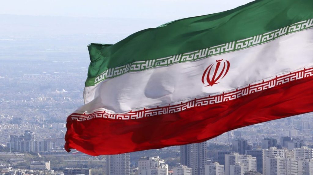 La Francia convoca le famiglie dei diplomatici iraniani e emette avvisi di viaggio nel timore di un attacco a Israele