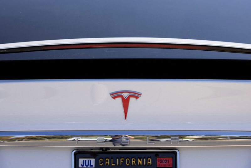 Le azioni Tesla sono scese a causa dei tagli dei prezzi in vista degli utili