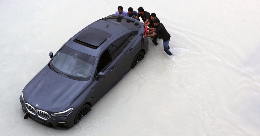 Le forti piogge uccidono 18 persone ad Amman a causa delle inondazioni all'aeroporto di Dubai
