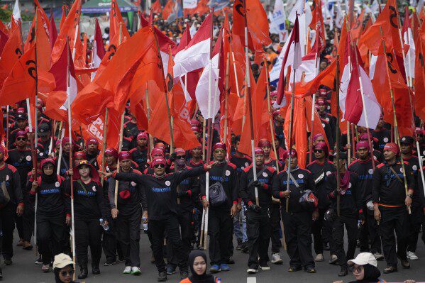 I lavoratori marciano durante la parata del Primo Maggio a Giakarta, Indonesia, mercoledì 1 maggio 2024. Migliaia di lavoratori hanno esortato il governo ad aumentare il salario minimo e a migliorare le condizioni di lavoro.  (AP Photo/Ahmed Ibrahim)