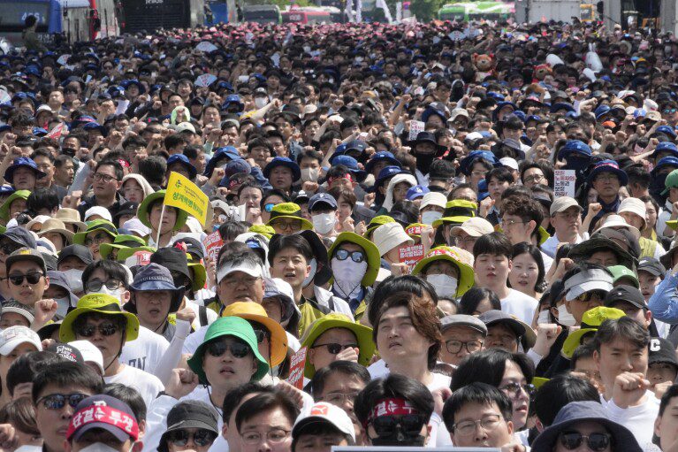 I membri della Federazione coreana dei sindacati si riuniscono per una manifestazione in occasione del Labor Day a Seul, Corea del Sud, mercoledì 1 maggio 2024. (AP Photo/Ahn Young-joon)
