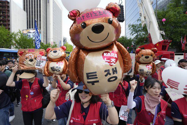 I membri della Federazione coreana dei sindacati cantano slogan durante una marcia del Labor Day a Seul, Corea del Sud, mercoledì 1 maggio 2024. Lavoratori, attivisti e altri nelle capitali asiatiche sono scesi in piazza mercoledì per celebrare il Labor Day con proteste contro l'aumento dei prezzi , politiche governative sul lavoro e richieste di maggiori diritti dei lavoratori.  (AP Photo/Ahn Young Joon)