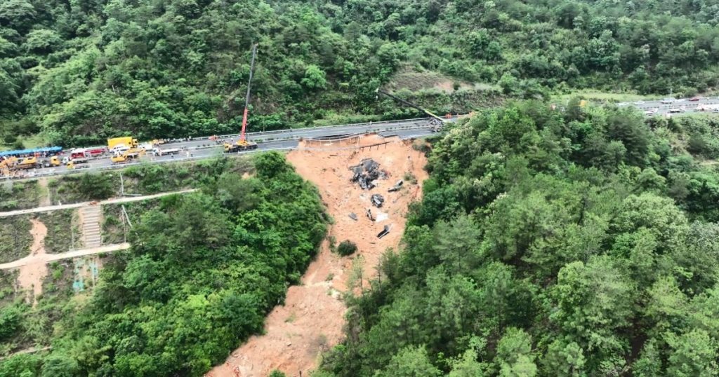 È salito a 36 il bilancio delle vittime del crollo di un'autostrada nel sud della Cina  Notizia