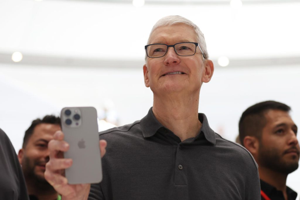 Il CEO di Apple Tim Cook si vanta dei futuri piani di intelligenza artificiale dopo aver battuto gli utili