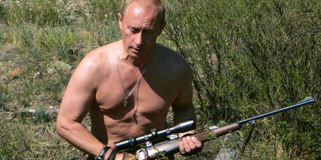 Vladimir Putin ha mostrato la sua "natura violenta" durante un'acrobazia di caccia al cervo: rapporto