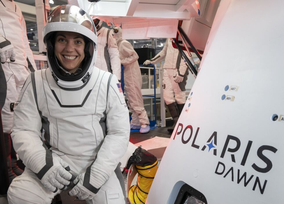 Sarah Gillies, astronauta di Polaris Dawn e ingegnere di SpaceX, mostra la sua nuova tuta spaziale.