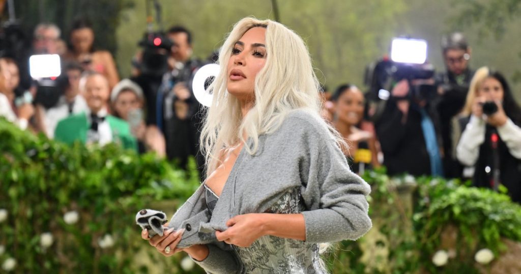 Kim Kardashian afferma che la respirazione è una "forma d'arte" in un corsetto del Met Gala