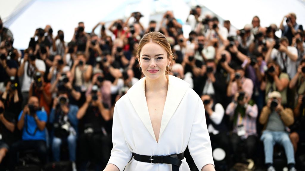 Emma Stone indossa un mini abito Louis Vuitton con cintura appariscente al Festival di Cannes